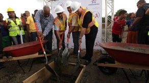 Presidente Martinelli realizó primera palada de la Ciudad Deportiva de Colón