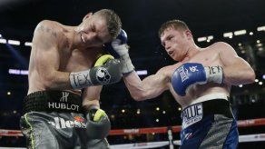 Canelo Álvarez noquea a Liam Smith en 9no asalto