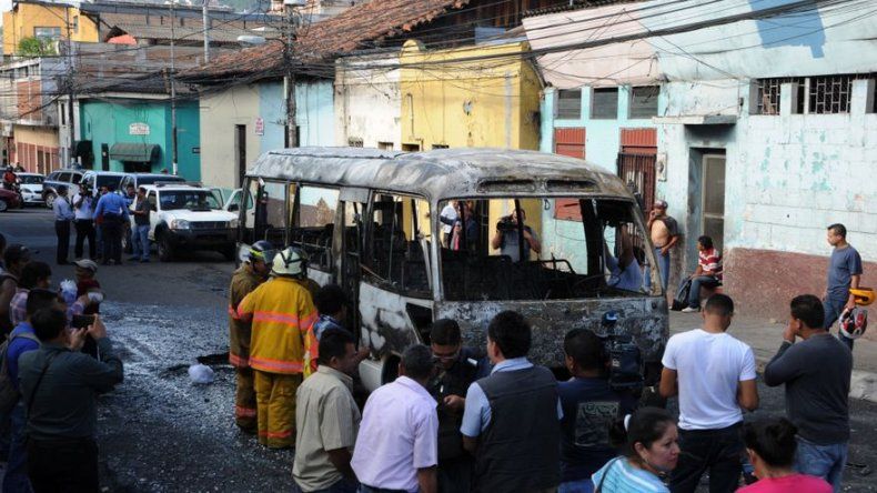 Pandilleros incendian buses del transporte público en Honduras