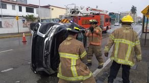 Choque y vuelco en avenida Justo Arosemena