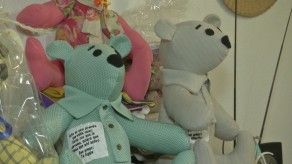 Una mujer cose osos de peluche en México con prendas de fallecidos por covid-19