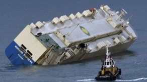 El carguero panameño Modern Express ya está enderezado en puerto español