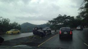 Vehículo se volcó en Loma Campana