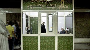 Clérigos ofrecen consejos religioso en el metro de El Cairo