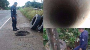 Policía salva niño que cayó en alcantarilla de 25 metros de profundidad en Colón Policía salva niño que cayó en alcantarilla de 25 metros de profundidad en Colón