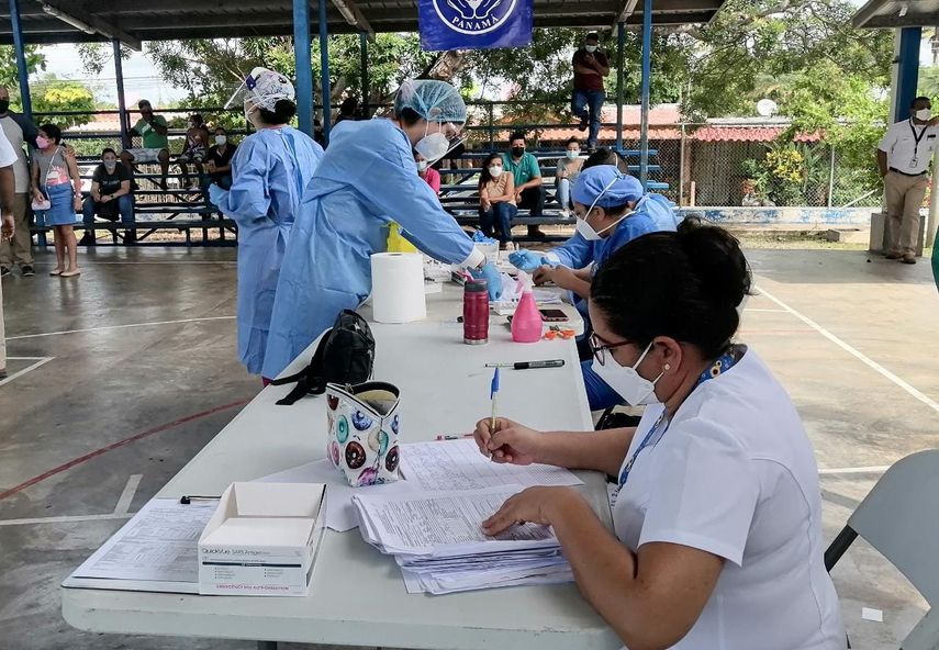Personal de salud aplica pruebas de hisopado para detectar covid-19 en un punto fijo en Chitré.
