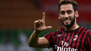 Hakan Calhanoglu cambia el Milan por el Inter