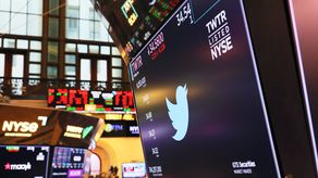 Las acciones de Twitter caían 7,0% a 34,24 dólares.