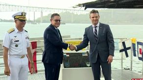 El secretario de Defensa de EE. UU., Pete Hegseth, (a la derecha) participa de la inauguración del muelle 3 del SENAN.