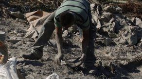 Camión cargado de cemento se vuelca en Aguadulce