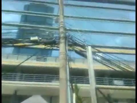 Cae poste de tendido eléctrico en área bancaria