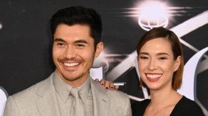Henry Golding le corta el pelo a su esposa Liv Lo