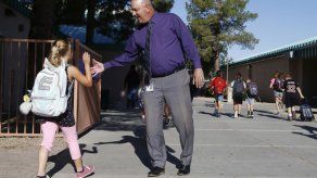 Reanudan clases en Arizona tras fin de huelga de maestros