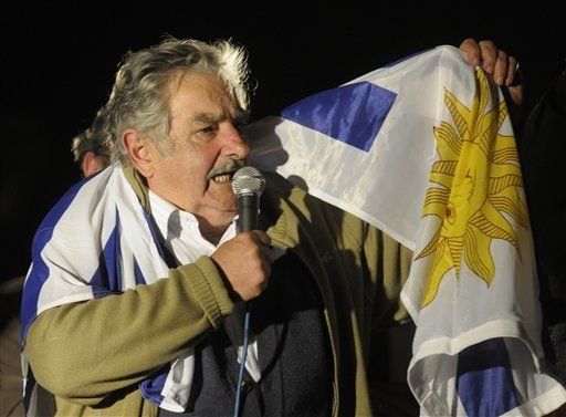 Mujica sugiere consultar a ciudadanos legalización del aborto