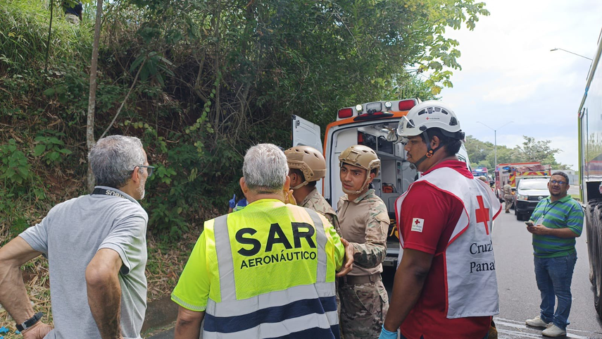 Confirman muerte de uno de los tripulantes.&nbsp;En la foto: Equipos de rescate minutos antes del anuncio.&nbsp;