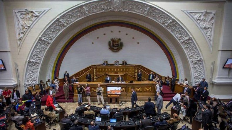 Asamblea de Venezuela posterga debate sobre juicio político a Maduro