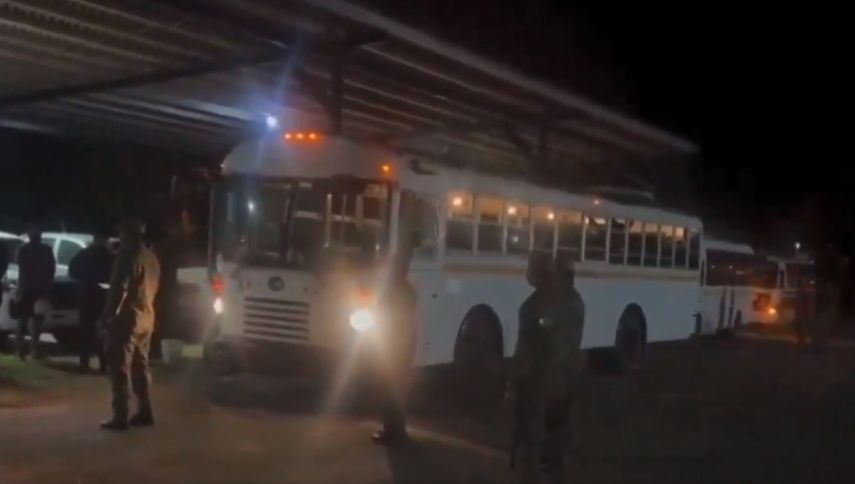 Migrantes que participaron en actos vandálicos en Darién son trasladados a la cárcel