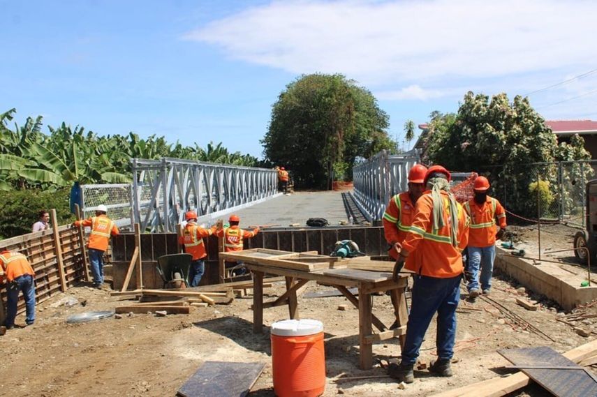 El contratista encargado de ejecutar la instalación de los puentes modulares es el Consorcio Puentes Modulares conformado por Constructora Urbana, S.A. y Toronto Global Holdings Corp.
