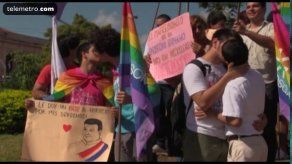 Paraguay: Parejas homosexuales se besan ante Congreso contra discriminación