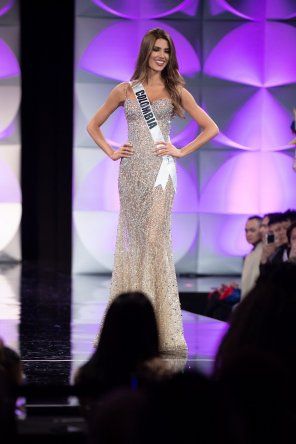 Desfile en vestido de noche - Miss Universo 2019
