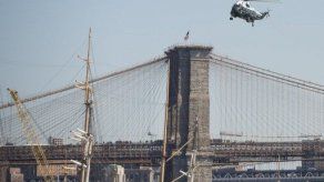 Un barco golpea el puente de Brooklyn en NY sin causar daños