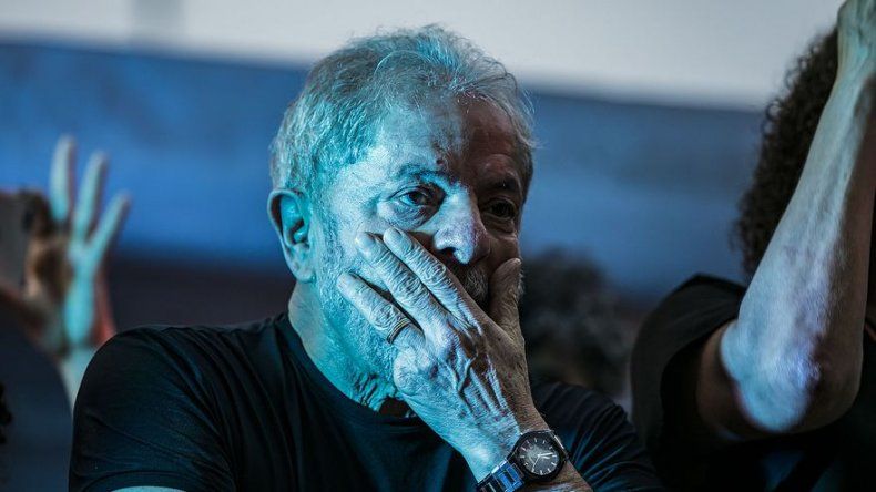 Abogado entrega pasaporte de Lula a la Policía Federal brasileña