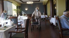 Los hogares de ancianos fueron el epicentro letal de la pandemia antes de que la vacuna permitiera que muchos reabrieran a los visitantes el año pasado.