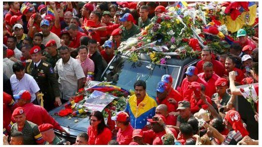 El féretro de Chávez llega a Academia Militar aupado por seguidores