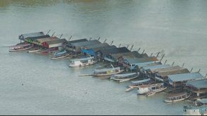 Balsas de minería ilegal barren río de Amazonía brasileña en busca de oro