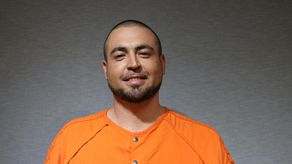 Acosta es hijo de Richard Acosta, de 33 años, quien se entregó a la policía el lunes y también está acusado de homicidio punible con la pena de muerte por presuntamente desempeñarse como el conductor que facilitó la huida tras el tiroteo.