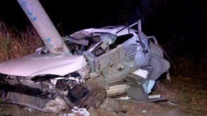 Dos víctimas fatales por aparatoso choque contra un poste en Loma Cová