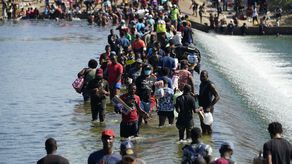 Miles de migrantes haitianos acampan bajo puente en Texas