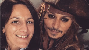 Johnny Depp visita a niños enfermos de cáncer disfrazado de pirata en París