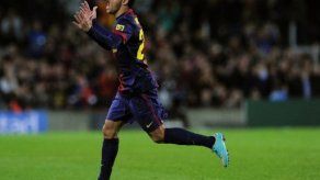 Adriano asegura que quiere renovar con Barcelona y niega oferta del PSG