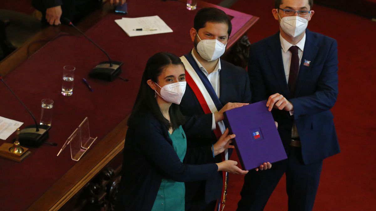 La reforma constitucional que abrió el actual proceso constituyente señala que de ganar el “Apruebo”, entrará en vigencia la Constitución propuesta a comienzos de mes por 155 convencionales, mayoritariamente de izquierda.