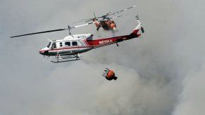 Bomberos combaten incendio en California