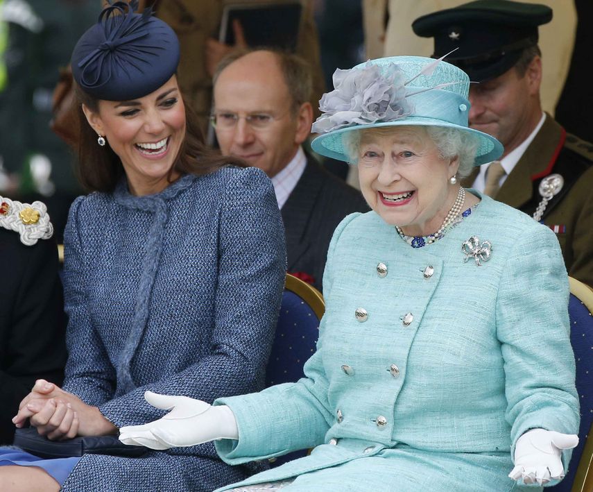 La duquesa de Cambridge junto a la reina Isabel II.