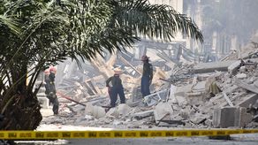 Rescatistas buscan a supervivientes entre los escombros que dejó la explosión en el Hotel Saratoga en La Habana.