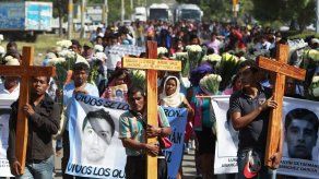 Cercan Fiscalía de México en protesta por desaparición de estudiantes