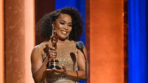 Angela Basset recibe Oscar honorífico en gala de Hollywood
