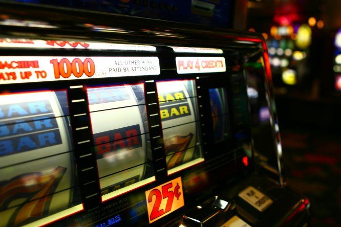 La pareja no podrá ingresar a salas de juegos y apuestas tras restricciones impuestas de la Junta de Control de Juegos.
