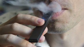 Trump planea prohibir venta cigarrillos electrónicos con sabores en EEUU