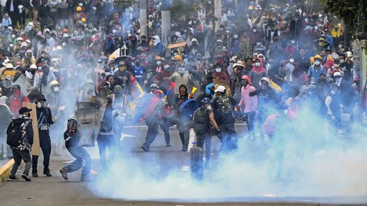 Manifestantes chocan con la policía en los alrededores del Parque Arbolito en Quito, en el marco de las protestas lideradas por indígenas contra el gobierno.