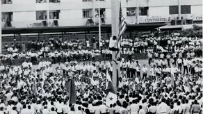 Estudiantes de diferentes colegios bajando la bandera estadounidense en Panamá para colocar la bandera un 9 de enero.