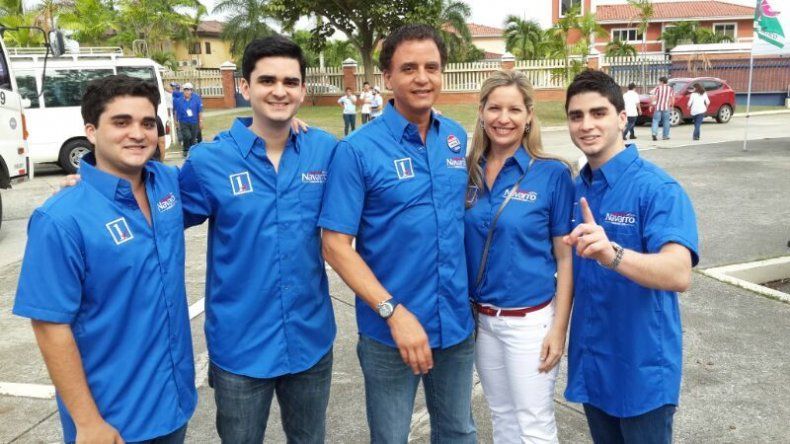 Solís ejerce su derecho al sufragio junto a su esposa e hijos