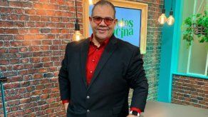 Rolo De León muestra cómo disfruta plancharle el cabello a su esposa