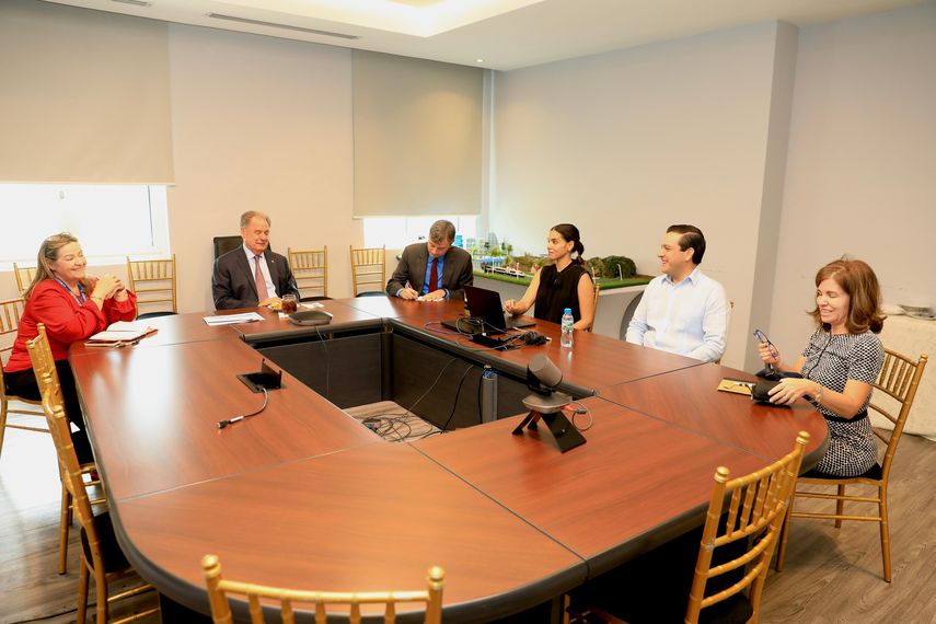 Presentan al embajador de Estados Unidos el proyecto del Tren Panamá-David.