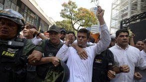 Dejan libres en Venezuela a dos estudiantes opositores