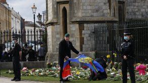 Los reyes de España se despiden de su querido tío Philip