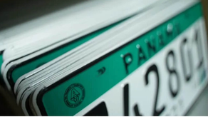 Placas distribuidas por la Alcaldía de Panamá.